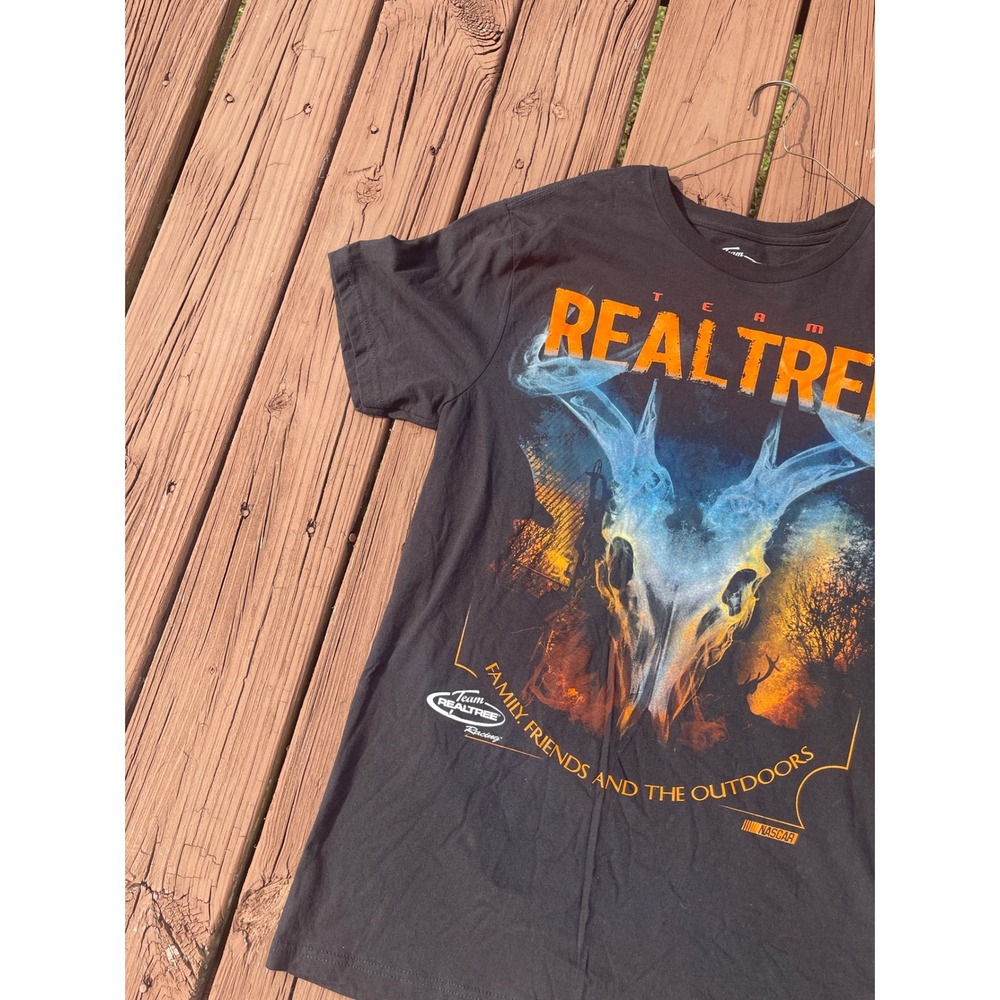 Team Realtree Family Friends Outdoors NASCAR Deer Skull Graphic T-Shirt - Picture 4 of 6